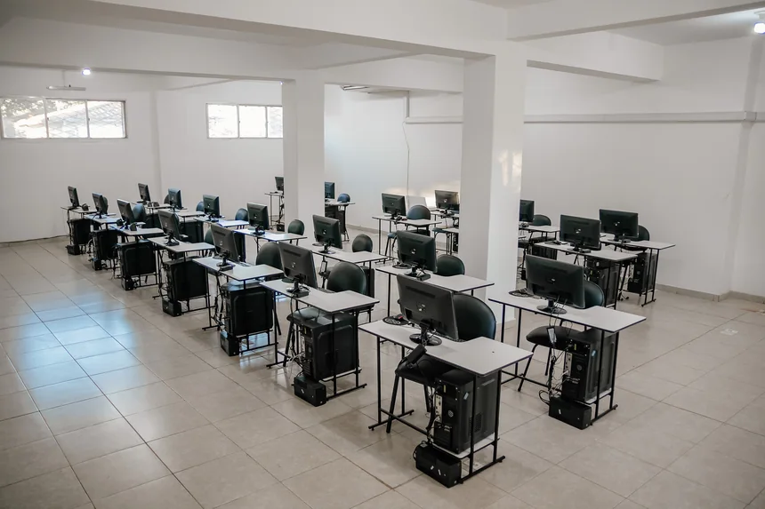 Laboratorio de informática con filas de computadoras