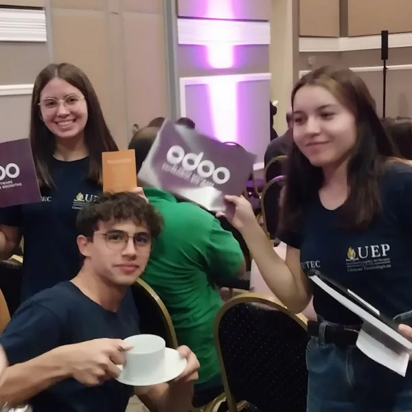 Estudiantes de la FACUTEC en un evento de Odoo